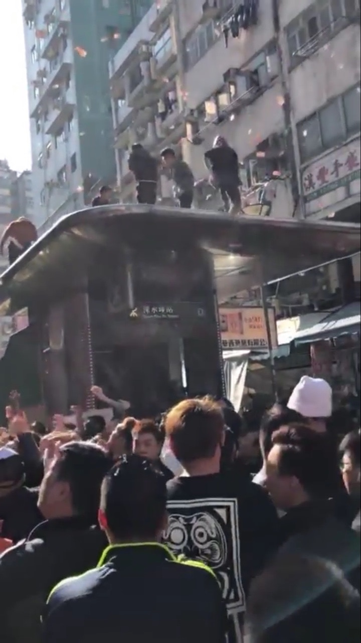 今天香港，天上真的掉钱了！