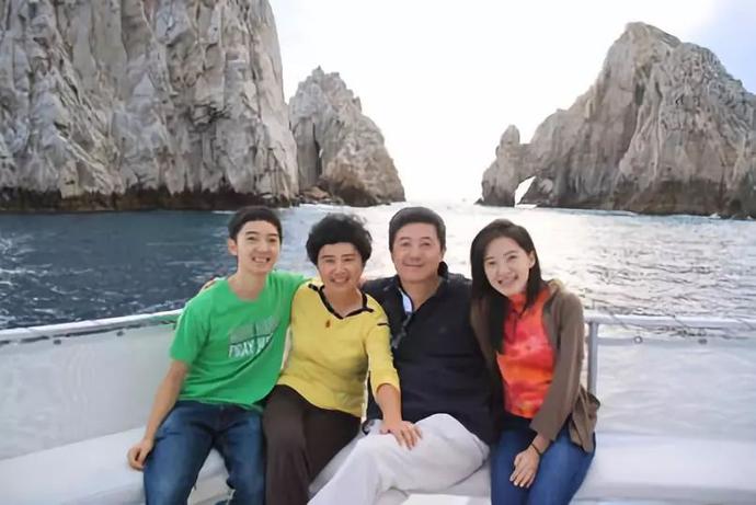 张首晟的妻子清明悼念丈夫：今天，为你树起一座墓碑